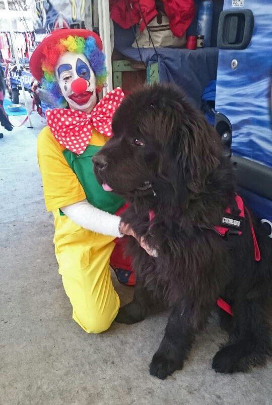 Léo et sa maîtresse à la Fête des Jouets
